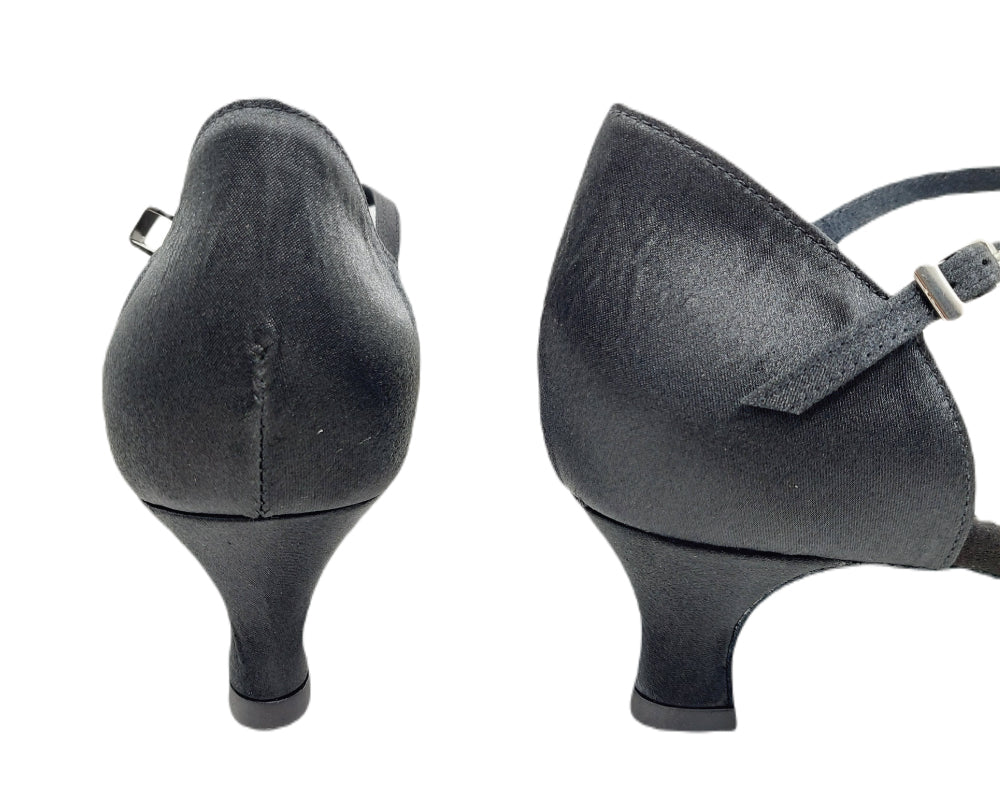 Schwarze Satin 705 Tanzschuhe mit Fesselriemchen von Dancing Queens, von hinten auf weißem Hintergrund betrachtet.